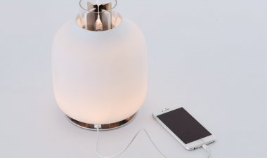 Celular pronto para carregar e iluminar sua mesa!