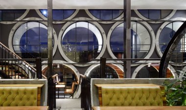 Esta com fome? Que tal comer em um tubo de esgoto?