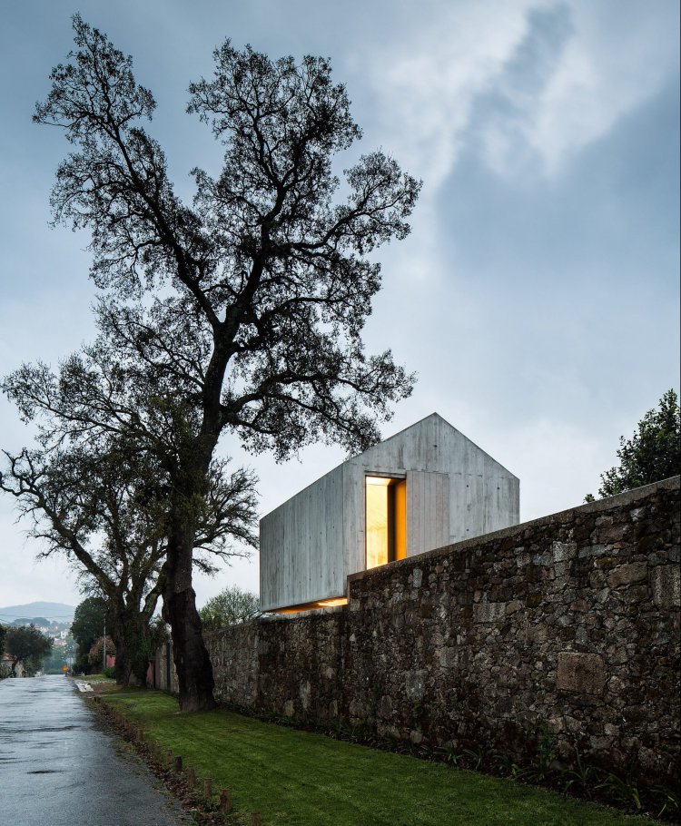 Casa de concreto armado suspensa. #arquitetura #concretoarmado