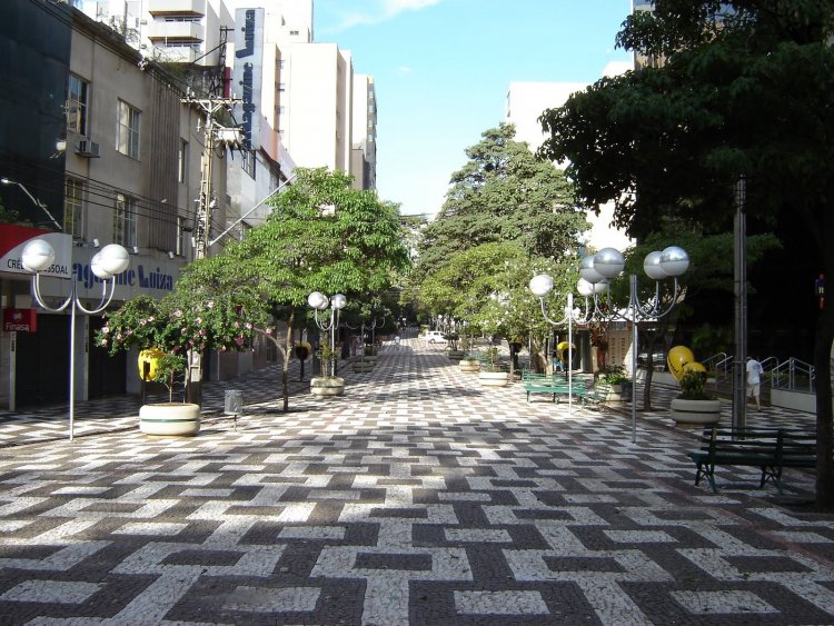 A importância de um calçadão em um centro urbano.